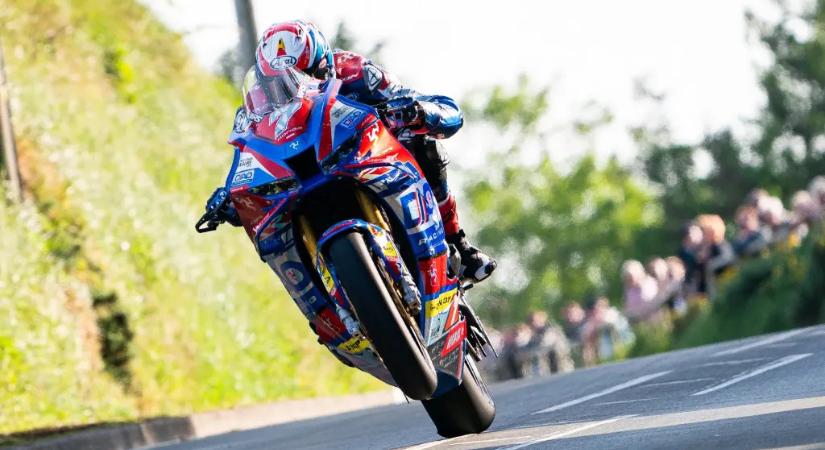 Miközben mindenki Harrisonra figyel, Josh Brookes csendben dobogóesélyessé vált a TT-n
