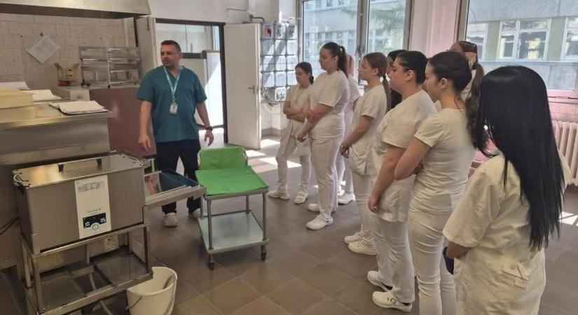 Testközelből ismerhették meg az egészségügy világát a diákok