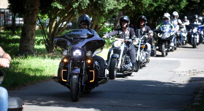 Tűzoltóautóval és 70 motorral érkezett a segítség – hatalmas összefogás és megható ajándék a sérült zalai óvodásoknak (galéria)