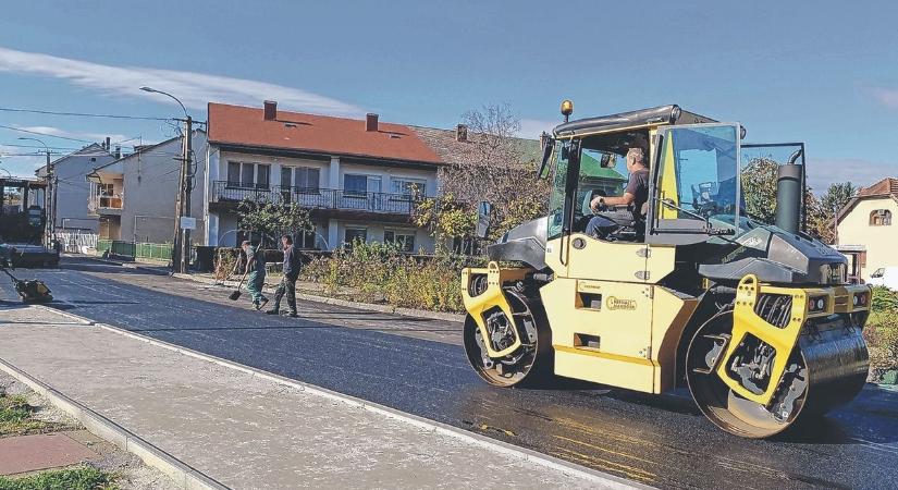 Csapágyasra járatják az aszfaltozógépeket a nyáron: felújítják a lepukkadt somogyi utakat, a Balaton-part sem marad ki