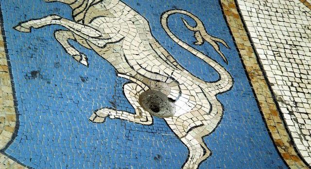 Restaurálják Milánó szerencsehozó bikahere-mozaikját