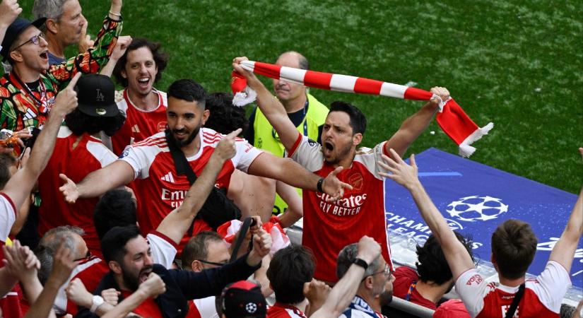 A félholt Arsenal-drukkert visszacsalogatták a budapesti kórházba