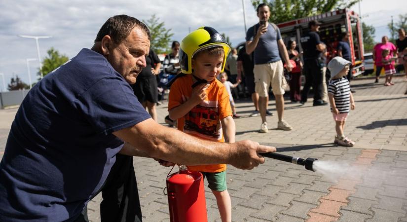 Kipróbálhatták a szirénát és a tűzoltást is: nagy sikert aratott a Richter gyereknap Dorogon