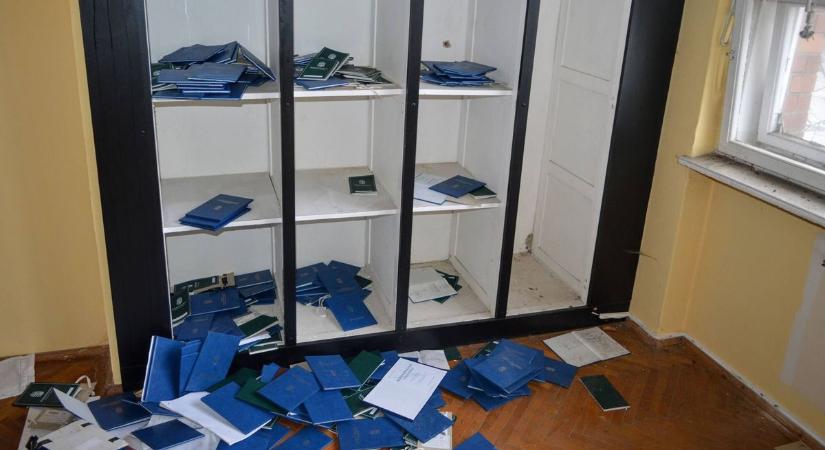 Kamu vizsgabizonyítványokat osztottak pénzért