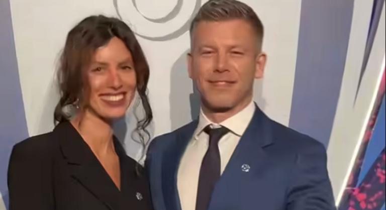 Videón, ahogy Magyar Péter megérkezik a BL-döntőre a barátnőjével