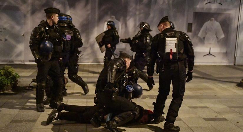 Hosszú éjszaka lesz Párizsban: rohamrendőrök már oszlatják a tömeget, egy rendőr megsérült, üzleteket rongáltak meg huligánok