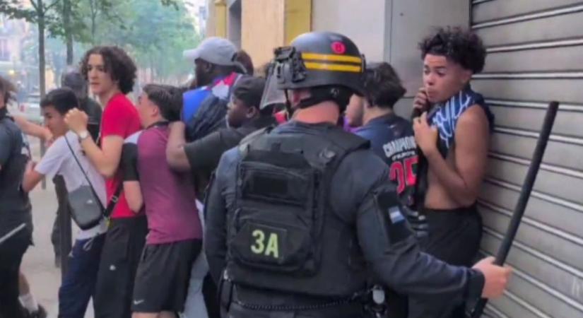 Zavargás tört ki Párizsban: a rendőröknek közbe kellett lépniük (VIDEÓ)
