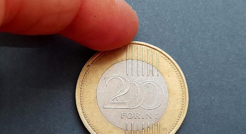Mindenki nézze meg a pénztárcáját! Akár százezret is érhet ez a 200 forintos érme: csupán erre a különbségre kell figyelni egy átlagos kétszázashoz képest