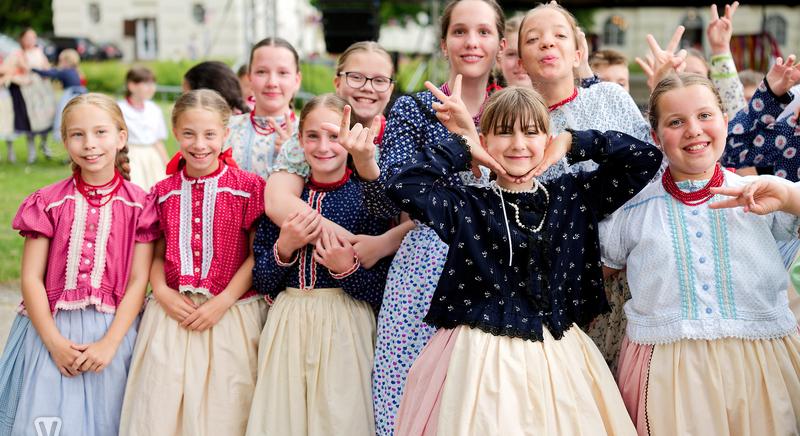 Kitáncolták Körmenden a májusfát! - Esőben hozta a ritmust a RitMusa zenekar
