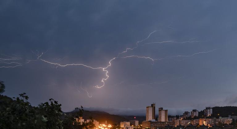 Gyermeknapon égiháború jön heves zivatarokkal, viharos széllel