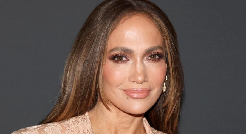 Jennifer Lopez bemutatja: ez a cipő és nadrág páros a 2026-os nyár legkihagyhatatlanabb kombinációja