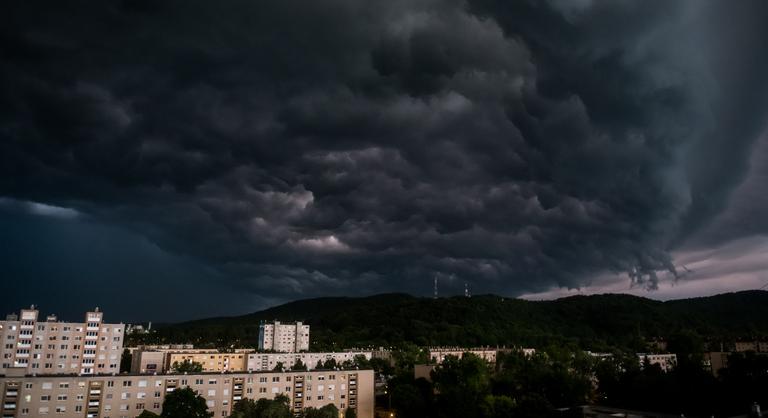 Jégeső, felhőszakadás és viharos szél – ez vár ránk vasárnap