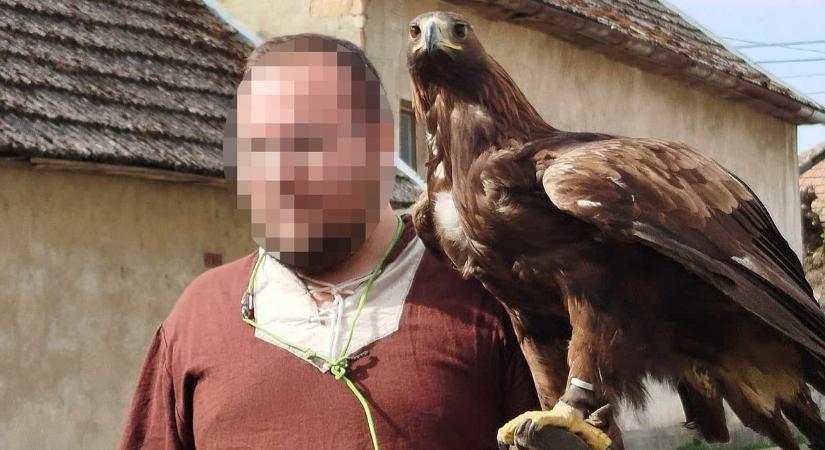 Ákos dalát átköltve énekelte a sassal macskákat gyilkoló solymász: "Halott cicának illatát nyögik a fák"