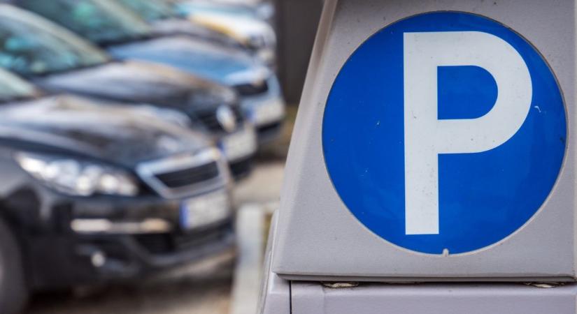 Újabb parkolót tettek fizetőssé a Balatonnál: mutatjuk, hol ketyeg majd az óra