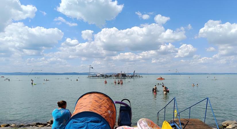 Végignéztünk a Balaton-parton: ennyiből jön ki egy családi strandolás az idén nyáron – nem lesz olcsó...