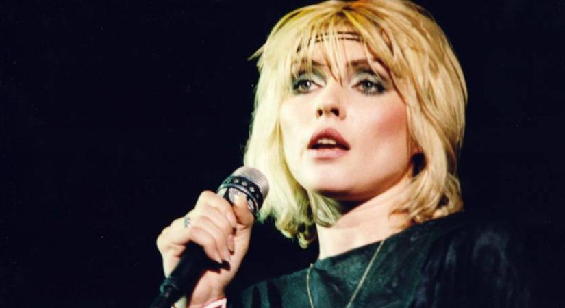 A 80 éves Debbie Harry plasztikáztatott: így fest a Blondie énekesnője a beavatkozások után