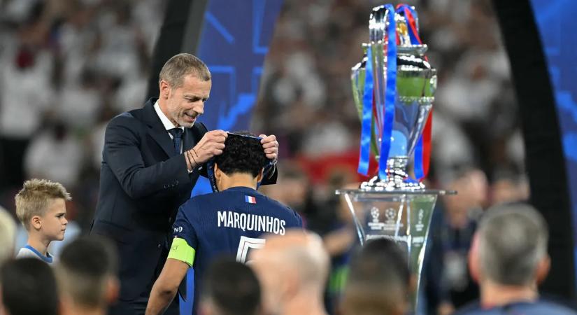 Óriási baki a BL-döntőben: az UEFA elnöke majdnem rossz játékosnak adta át a trófeát