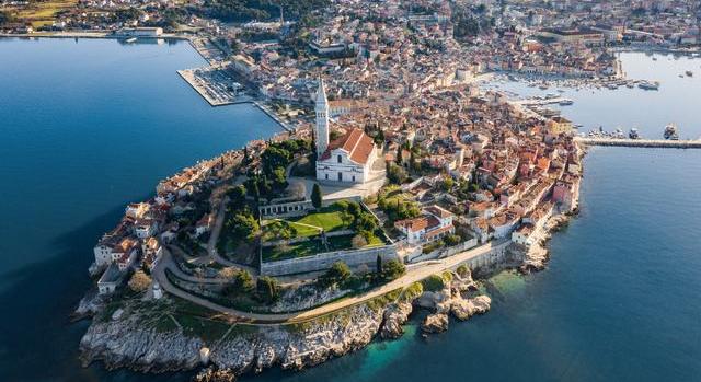 Nem bírja tovább a turisták rohamát a magyarok kedvelt nyaralóhelye – szigorú korlátozások jöhetnek