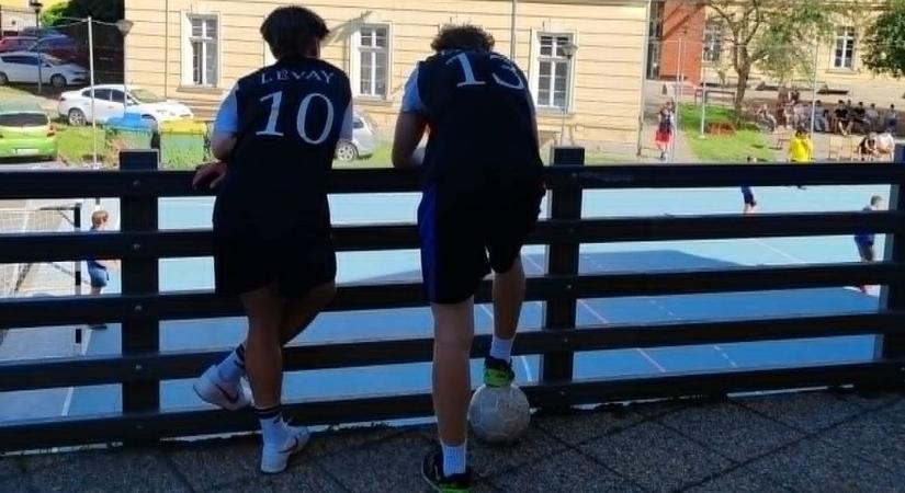 Pattogott a labda, zúgott a szurkolás: hatalmas buli volt a miskolci diákok sportnapja