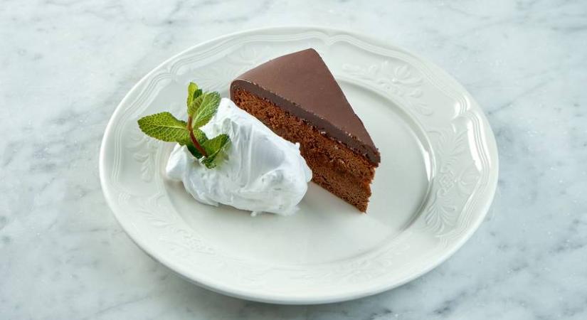 Mi kerül a Sacher-torta lapjai közé? 8 kérdés, amire minden sütirajongónak illik tudni a választ