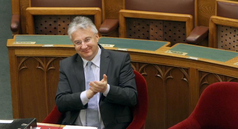 Útlevélügy: Rogán Antal és Semjén Zsolt volt a legaktívabb, de Habony is intézkedett