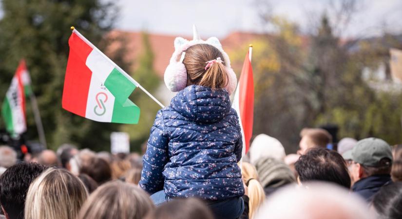 Magyar Péter szimbolikus választ ad a fényűzésre gyermeknap alkalmából