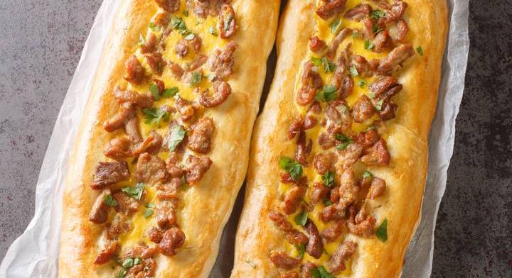 Így készül a húsimádó macedón pizza: a Balkán kedvence