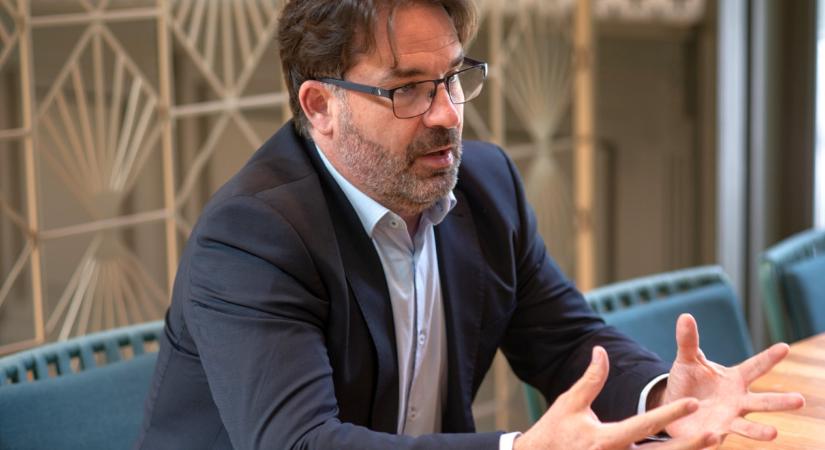 Nehéz lesz lejönni a benzinárstopról, a rezsicsökkentésről – interjú