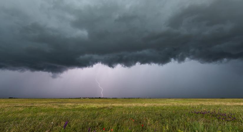 Jéggel, felhőszakadással érkezhetnek a délutáni viharok
