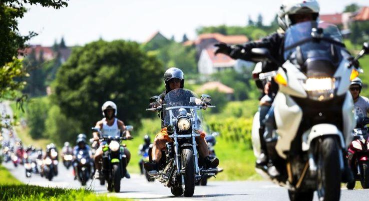 Razziát indít a rendőrség a motorosok között