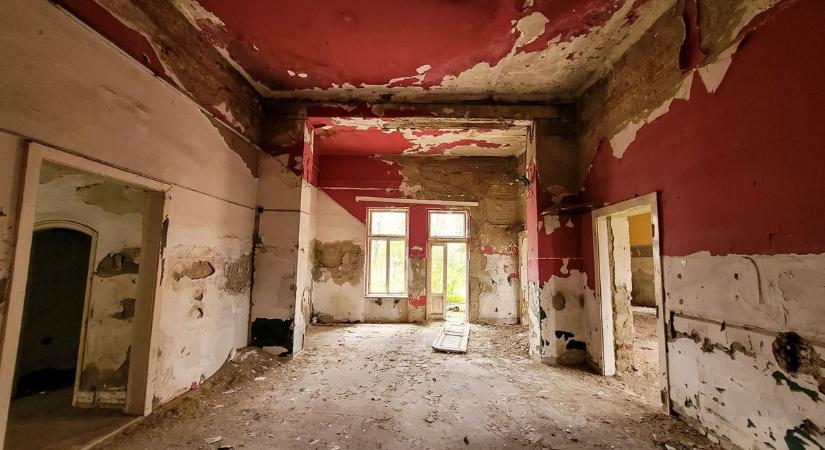 A cukor édes illata és a kastély csendje – ez maradt a hatvani cukorgyár melletti Kristály kastélyból