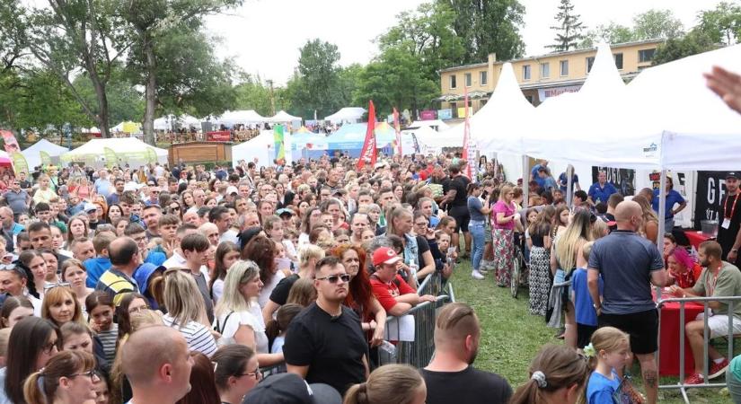Brutális tömegben vártak órákat a baranyai sztárokra, több gyerek is rosszul lett