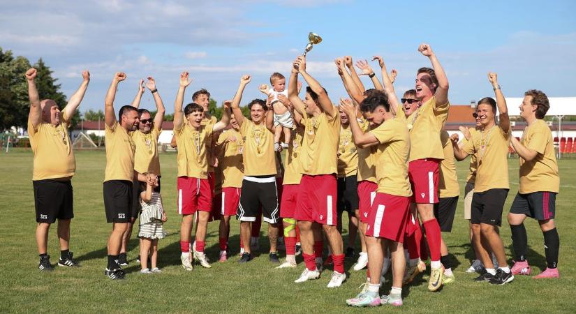 Eldőlt az érmek sorsa, magasba repült a trófea – lezárult a baranyai Premier League idei versenyfutása