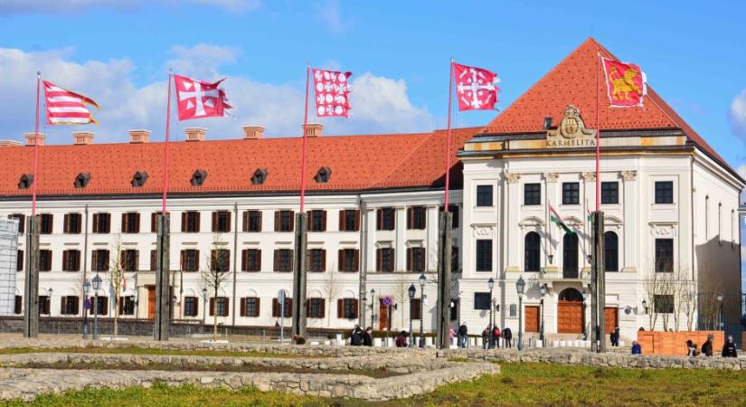 Magyar Péter: Ma a gyermekeké a Karmelita