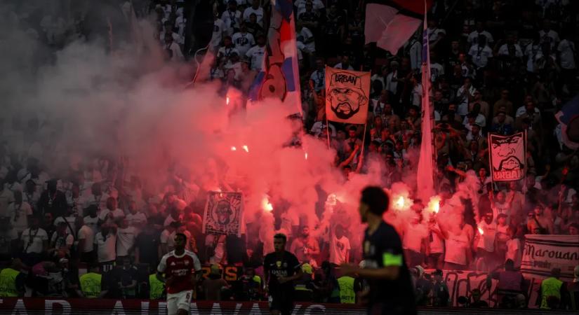 Kisebb tüzet kellett eloltani a lelátón a BL-döntő alatt