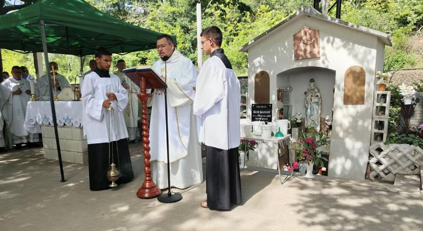 Szűz Máriát köszöntötték a kolontári Szentkútnál (videó)
