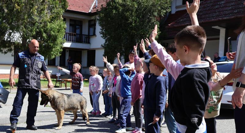 Ovisok a rendőrségen