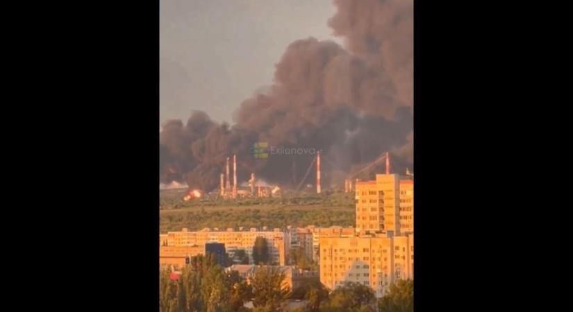 Hatalmas füstoszlop gomolyog: lángokban áll egy orosz olajfinomító az ukrán dróncsapás után