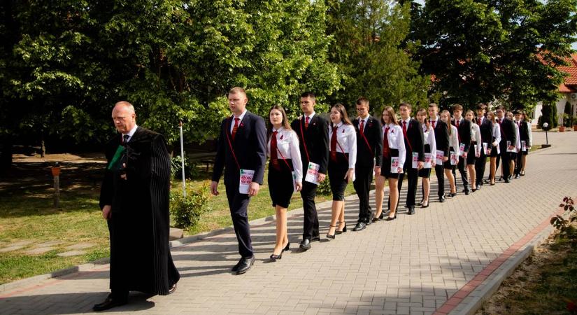 Ballagási ünnepség a Nagyberegi Református Líceumban - Erős torony az Isten