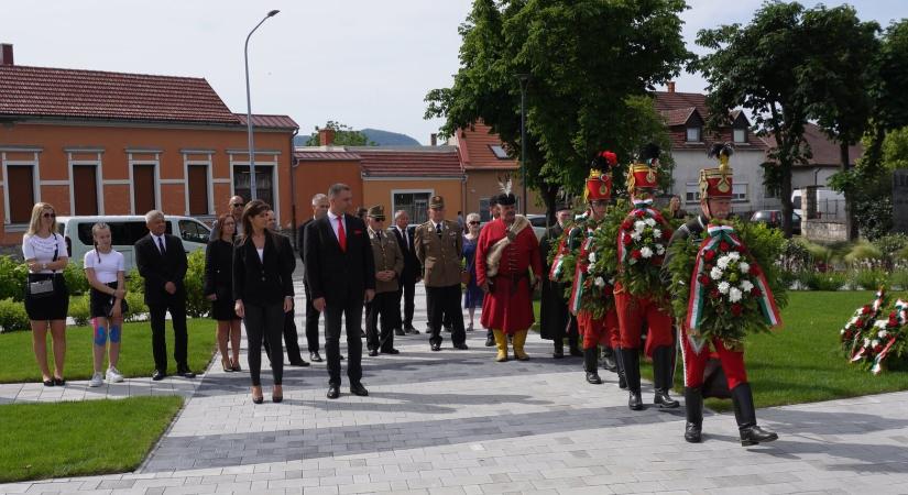 „…Koszorút hoztunk és az áldás hangja árad emlékjeleikre…”