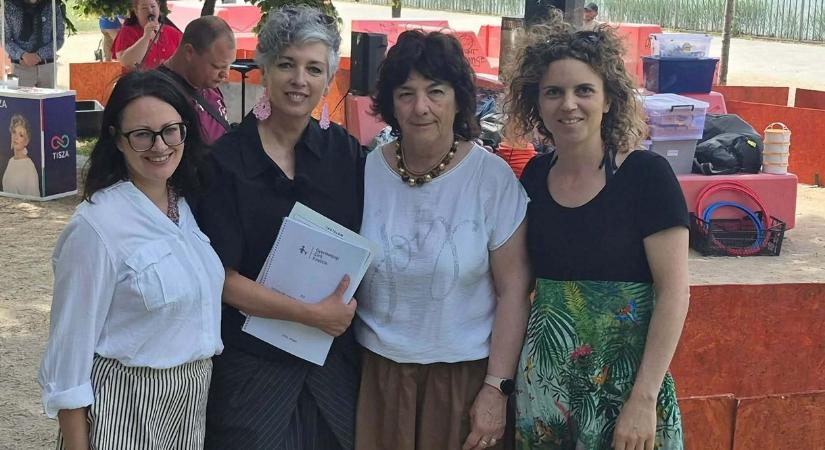 Gyermekjogi reformjavaslatot vett át Bódis Kriszta a Gyermekjogi Civil Koalíciótól