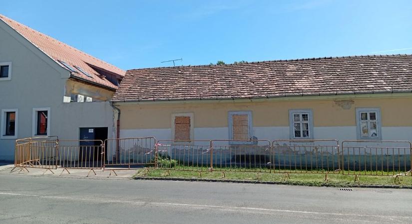 Balesetveszélyre figyelmeztetnek Gyöngyös belvárosában