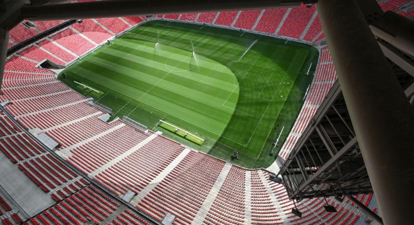 Unokájával együtt üzent Orbán Viktor a még üres stadionból