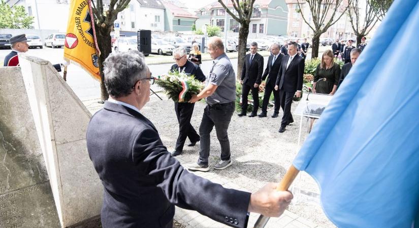 "A hazaszeretet az, ami összeköt minket" – Zalaegerszegen is fejet hajtottak a hősök előtt (galéria)