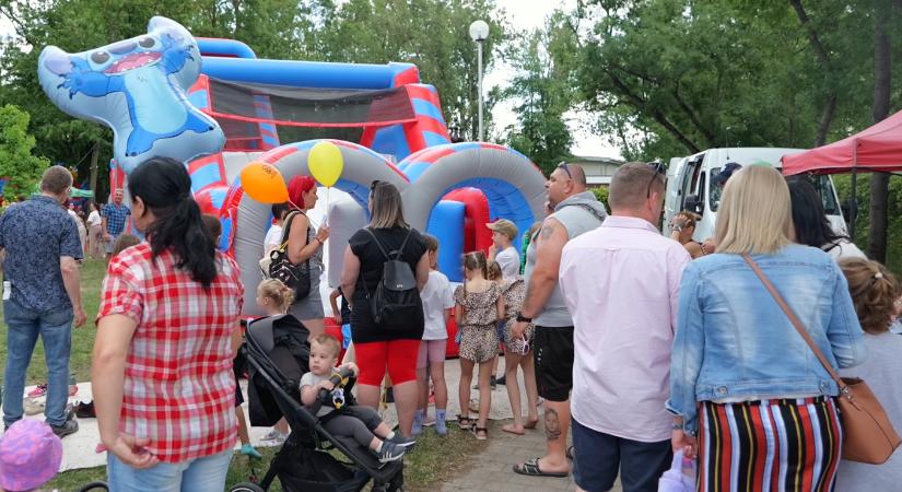 Többféle ugrálóvár is várja a városi gyermeknapra látogatókat