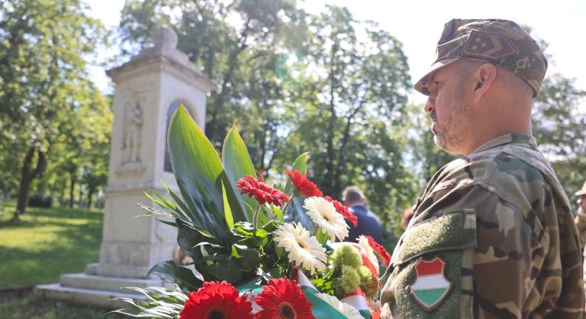 Koszorúzással emlékeztek meg a magyar nemzet hőseiről - fotók, videó