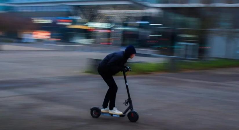 Újabb eszméletlen rollerest vittek kórházba Budapesten