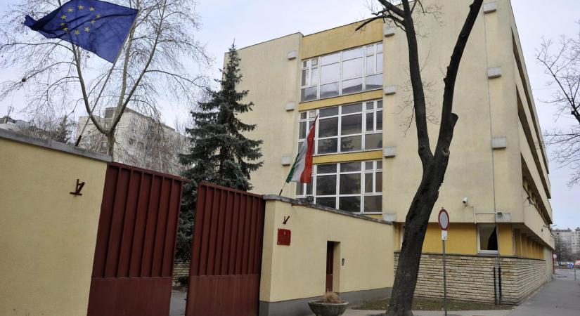 "Minden gyermek hangja számítson” – üzeni valaki a bezárt Szőlő utcai javítóintézet kapuján