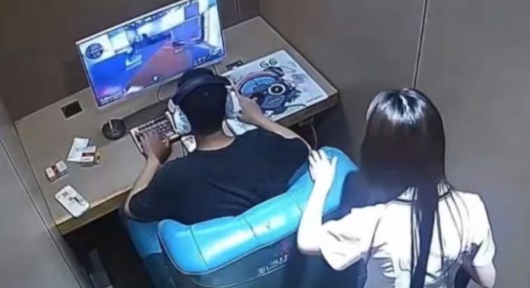Forró ital ömlött rá, de a kínai gamer nem állt fel a játék elől