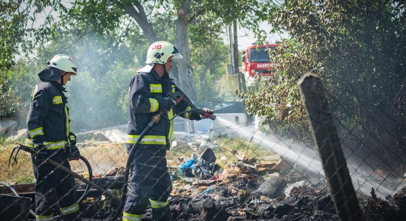 Újabb tűz Hajdú-Biharban, két erőgép is segít a helyszínen!